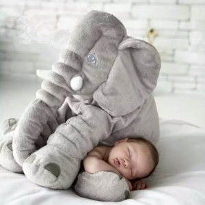 Peluche oreiller pour bébé en forme d’éléphant avec un bébé qui dort sur la peluche