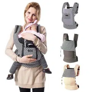 Une maman qui porte son bébé dans le sac à dos ergonomique en coton avec un fond blanc