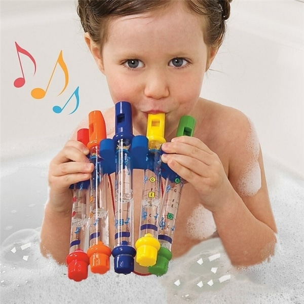 Un bébé qui joue la flûte à eau pour bébé dans le bain