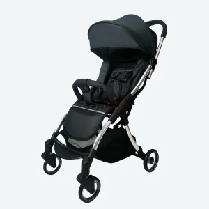 Poussette de bébé portable en aluminium noir avec un fond blanc