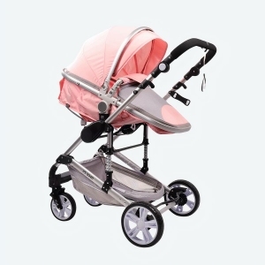 Poussette de luxe portable pour bébé rose et grise avec un fond blanc