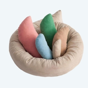 Oreiller de photographie pour bébé à plusieurs coloris avec un fond blanc