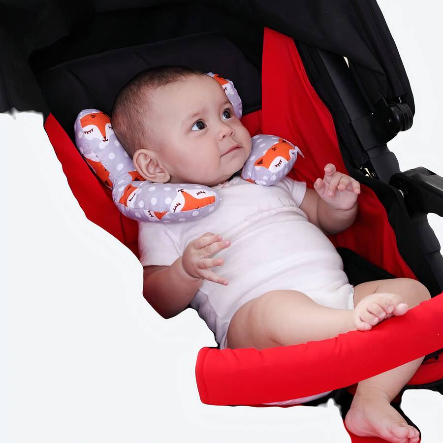 Oreiller doux pour enfants rouges avec un bébé dans la poussette