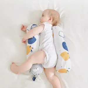 Coussin de soutien dorsal pour nouveau-né avec un bébé qui dort avec le coussin dans le lit