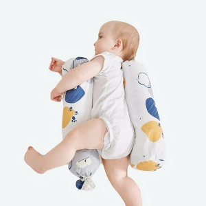 Coussin de soutien dorsal pour nouveau-né avec un bébé qui dort avec le coussin dans le lit