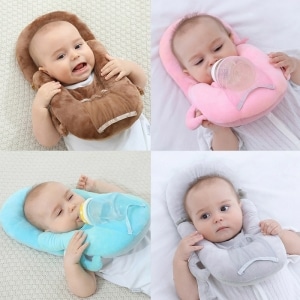 Coussin d'allaitement pour bébé avec plusieurs bébé qui le porte à plusieurs coloris