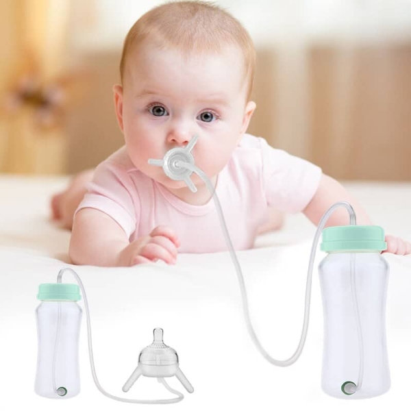 Bouteille en Silicone de 300ml pour bébé avec un bébé qui boi avec le biberon