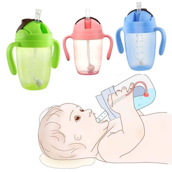 Gobelet pour bébé de 300 ml avec une image d'un bébé qui bois dans le biberon, un vert, un rouge et un bleu