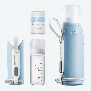 Biberon 3 en 1 pour bébé bleu avec un fond blanc