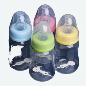 Biberon en silicone pour nouveau-né un bleu, un vert, un rose et un jaune avec un fond noir