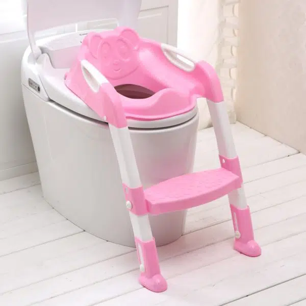 Siège de toilette pliable pour bébé rose avec un fond une toilette