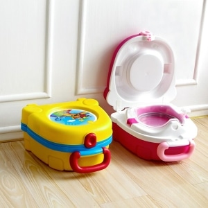 Pot de toilette portable pour bébé rouge et jaune avec un fond en bois