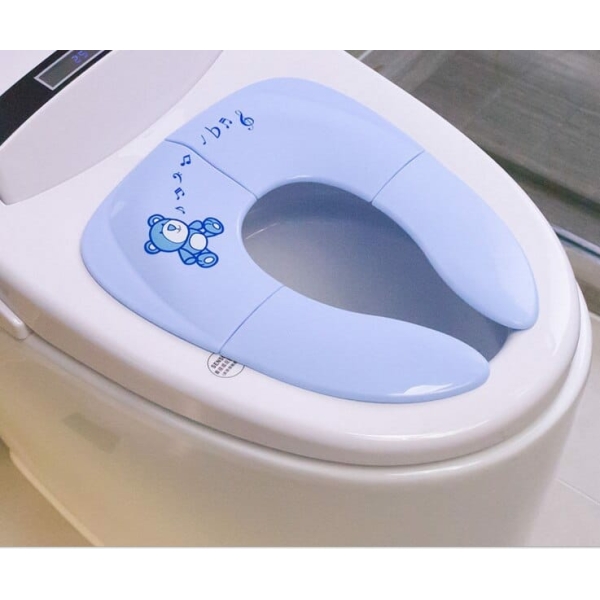 Siège de toilette d'entraînement pour bébé bleu sur une toilette