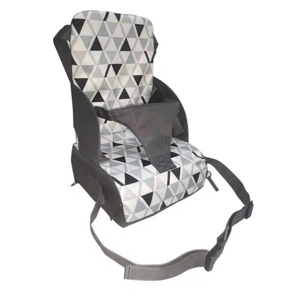 Coussin de dossier de chaise pour bébé avec un fond blanc