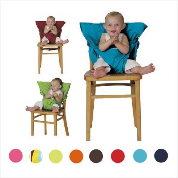 Coussin de chaise bébé avec ceinture de sécurité avec un fond blanc et un bébé sur la chaise avec le coussin