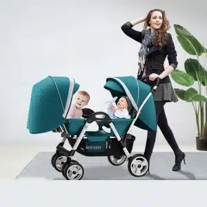 Poussette de jumeaux pliable bleu avec une maman qui porte les bébés