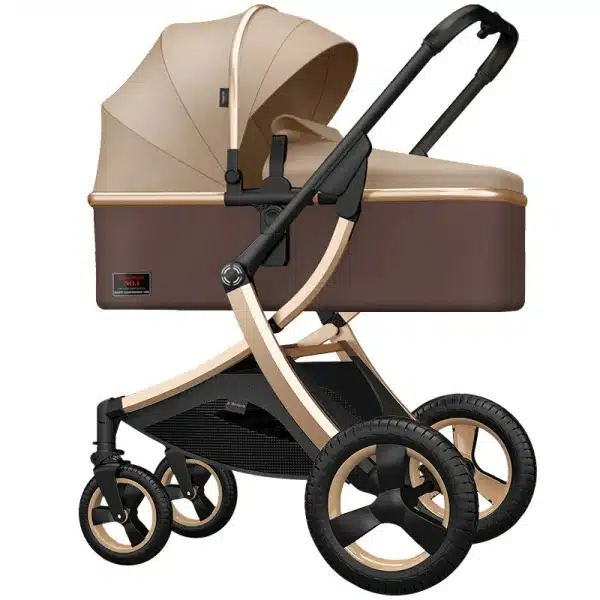 Poussette de luxe réversible pour bébé marron avec des détails dorés et un fond blanc