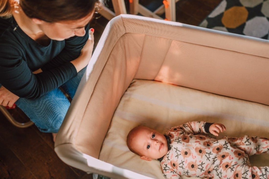 Bébé dans son lit parapluie Areu bb