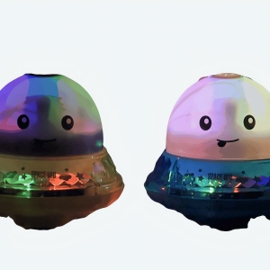 Jouet de bain avec lumière clignotante avec un visage mignon avec un fond noir