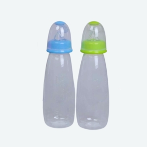 Biberon de sécurité pour bébé rose transparent avec un fond gris et une main qui tient le biberon