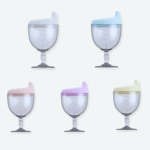 Biberon en forme de verre de 150 ml pour bébé avec un fond blanc