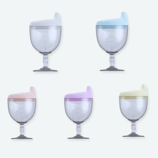 Biberon en forme de verre de 150 ml pour bébé avec un fond blanc