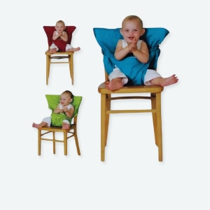Coussin de chaise bébé avec ceinture de sécurité avec un fond blanc et un bébé sur la chaise avec le coussin