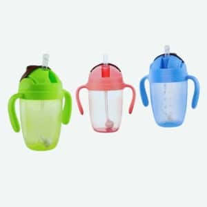 Gobelet pour bébé de 300 ml avec une image d'un bébé qui bois dans le biberon, un vert, un rouge et un bleu