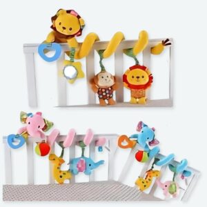 Hochet en peluche suspendu en spirale sur le lit d'un bébé.