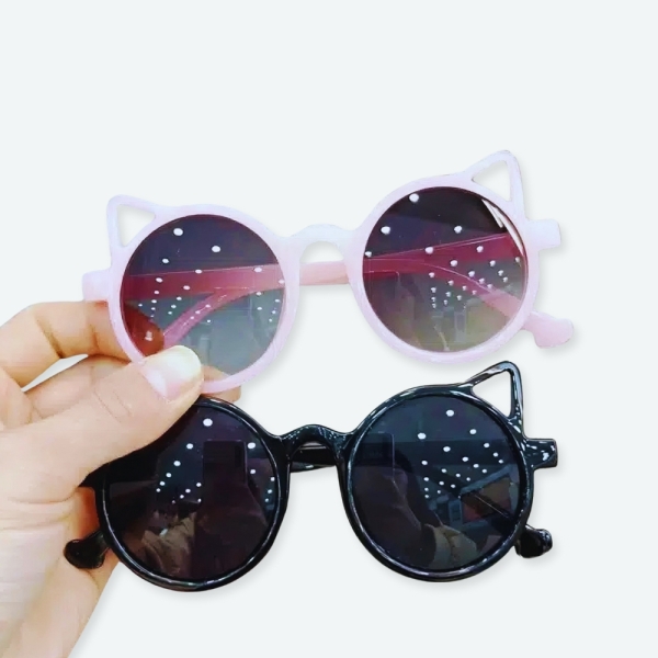 Lunettes de soleil en forme de chat une paire en noire et une rose pour enfants
