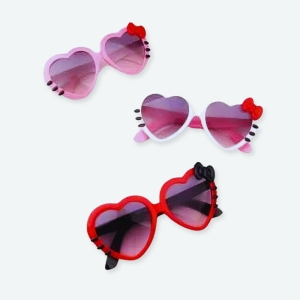 Lunettes de soleil en forme de cœur pour enfants avec un logo d'Hello Kitty et un fond blanc