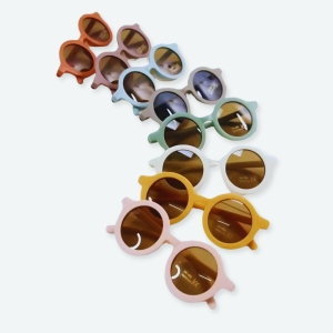 Lunettes de soleil ronde pour bébés à plusieurs coloris différents avec un fond blanc