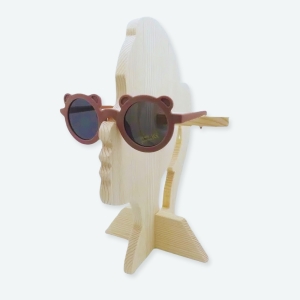 Lunettes de soleil rondes en forme d'ours pour enfants placé sur un mannequin