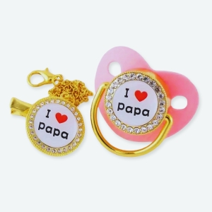 Sucette en forme de cœur pour bébé avec une inscription i love papa rose et doré et un fond blanc