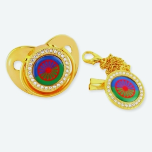 Sucette gitane de luxe avec chaîne dorée avec un fond blanc