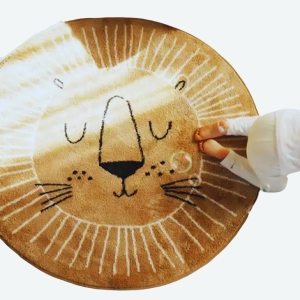 Tapis de jeu pour bébé imprimé en dessin de lion 100cm avec un bébé qui est sur le tapis