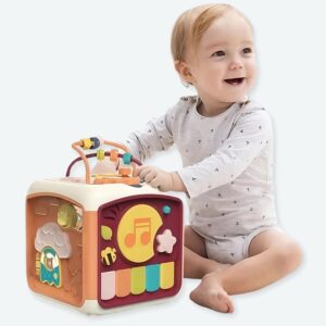 Cube d’activité pour bébé avec un bébé qui joue avec.