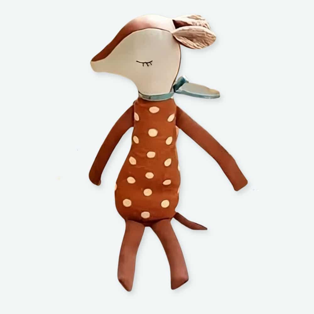 Peluche en forme de cerf pour bébé couleur marron avec un petit noeud.