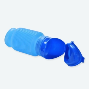 Pot de toilette en plastique pour petit garçon bleu avec un fond blanc