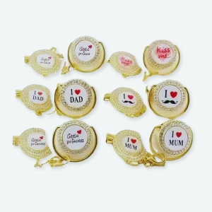 Sucette en silicone pour bébé dorée avec un fond blanc