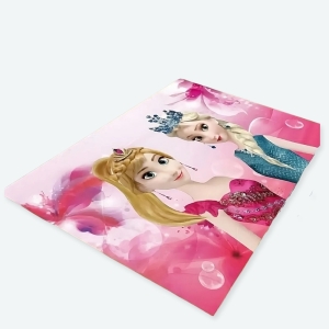 Tapis de jeu décoratif couleur rose pour chambre d’enfant.