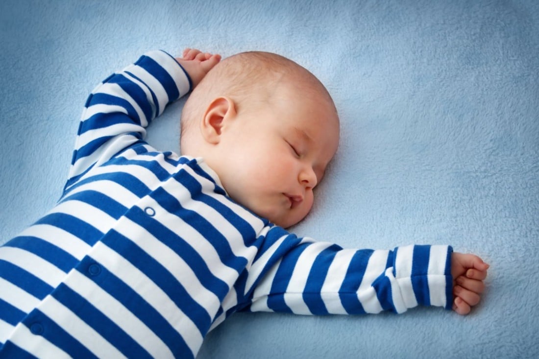 bébé qui dort en pyjama rayé bleu et blanc Areu bb (1)