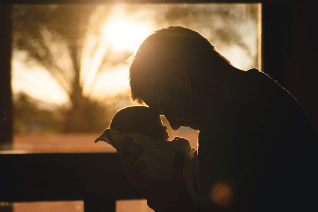 papa qui prend son bébé dans les bras Areu bb (1)