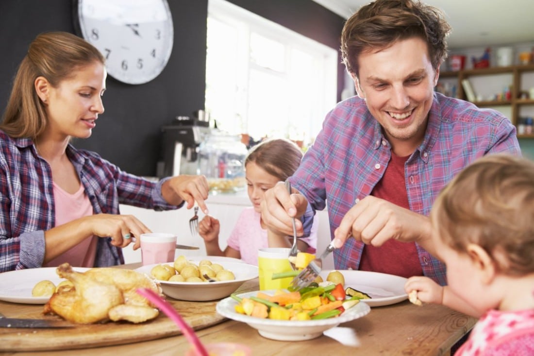 une famille à table Areu bb
