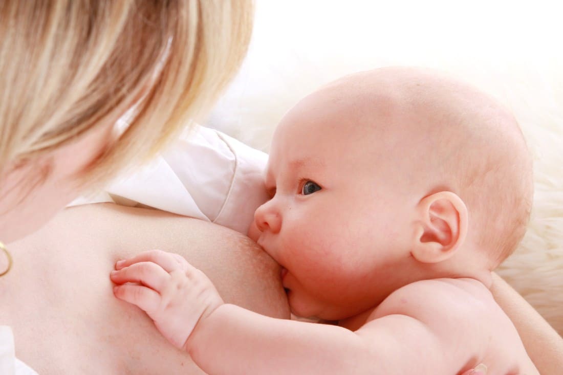 une jeune maman qui allaite son bébé Areu bb