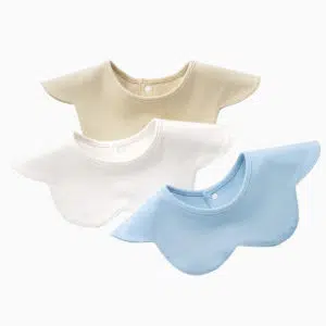 Bavoir en coton en forme de fleur pour bébé un bleu, un blanc et un marron avec un fond blanc