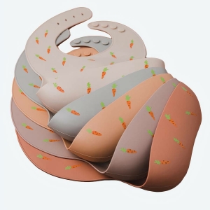 Bavoir en silicone imperméable avec imprimé de carottes pour bébé avec un fond marron