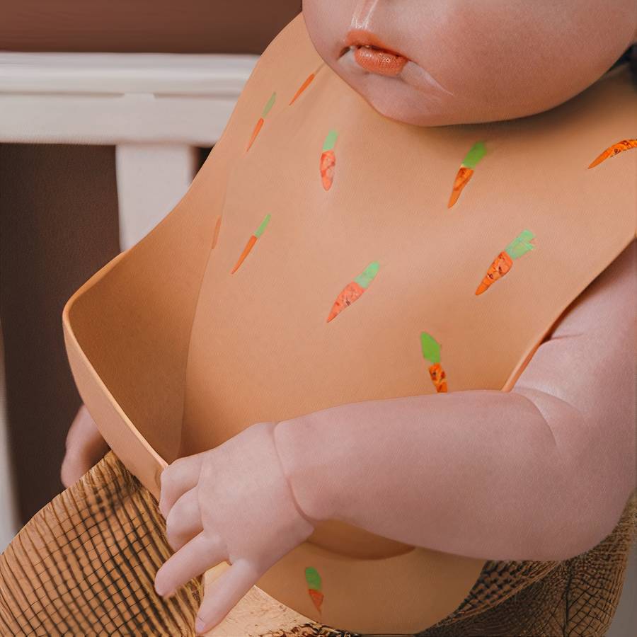 Bavoir en silicone imperméable avec imprimé de carottes pour bébé – Image 3