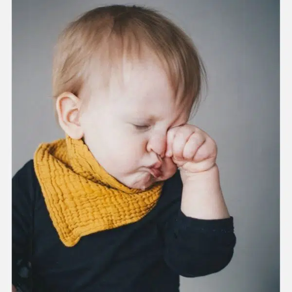 Bavoir en coton en forme d’écharpe triangulaire pour bébé marron avec un bébé qui le porte