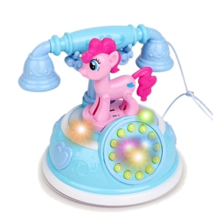 Téléphone de modèle rétro bleu avec un petit cheval rose et un fond blanc